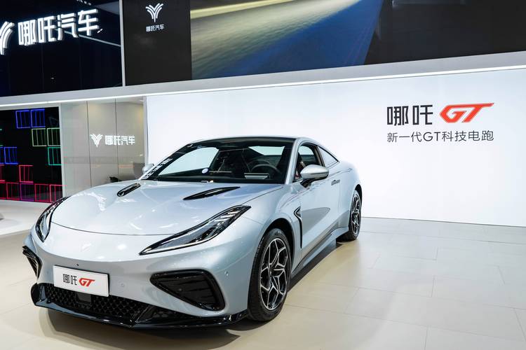 深圳245哪吒汽车在智能汽车领域的表现，领途汽车在新能源汽车市场中的影响力